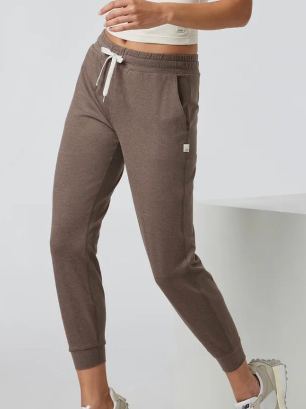 Vuori Performance Jogger in Fossil Heather